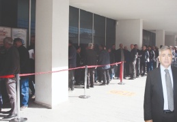 EYT’lileri sabahın ilk ışıklarından itibaren SGK önünde kuyruk oluşturdu