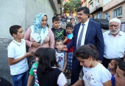 Eyüp Sultan Mahallesi’nde üç ayrı eve konuk oldu