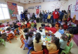 Eyüpsultan Belediyesi Çocuk Meclisi Nizip'te bulunan çadır kenti ziyaret etti