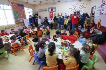 Eyüpsultan Belediyesi Çocuk Meclisi Nizip&#039;te bulunan çadır kenti ziyaret etti