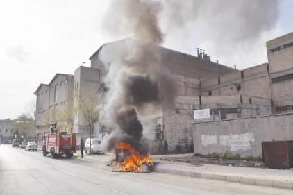 Fabrika atıkları çöp konteynerlarında yakılıyor 