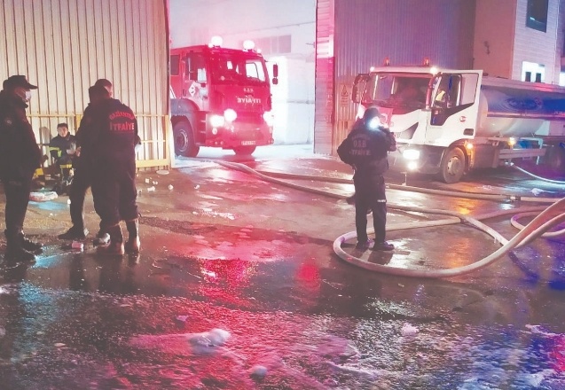 Fabrika deposunda çıkan yangın kontrol altına alındı