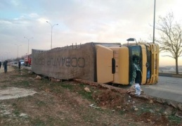 Faciayı, TIR’ı devirerek önledi
