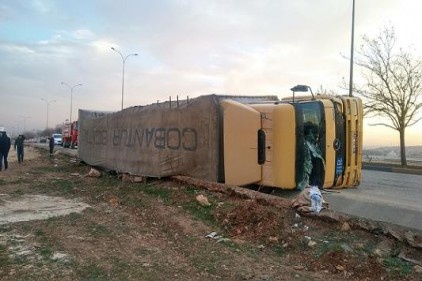 Faciayı, TIR&#8217;ı devirerek önledi