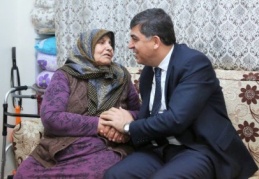 Fadıloğlu, 78 yaşındaki Ayşe Mercan’ın yüzünü güldürdü