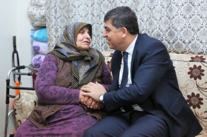 Fadıloğlu, 78 yaşındaki Ayşe Mercan&#8217;ın yüzünü güldürdü