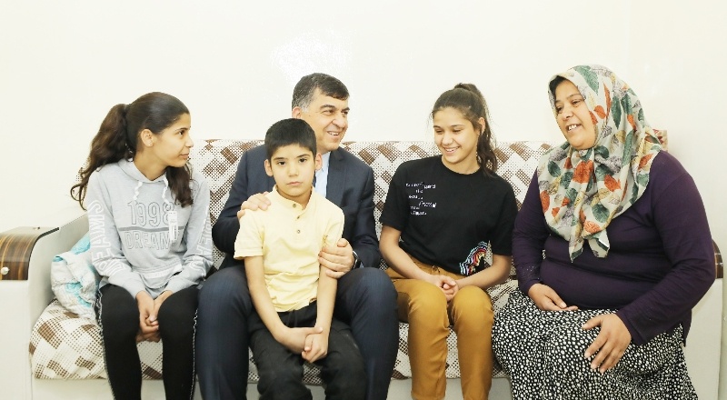 Fadıloğlu, çocuklara hediye verdi