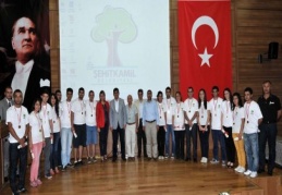 Fadıloğlu, halk oyunları topluluğu üyelerini ödüllendirdi