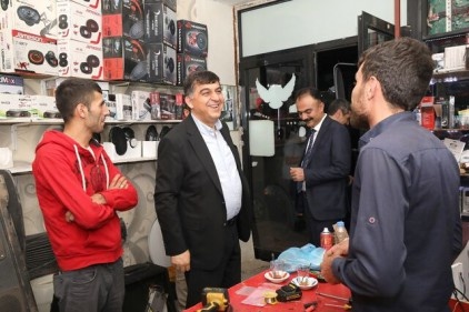 Fadıloğlu, hem esnaf hem de ev ziyareti yaptı 