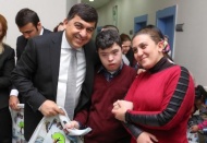 Fadıloğlu, kamera mikrofonunu eline alarak, sporcularla röportaj yaptı