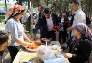 Fadıloğlu, karanfil dağıttı 