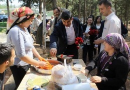 Fadıloğlu, karanfil dağıttı 