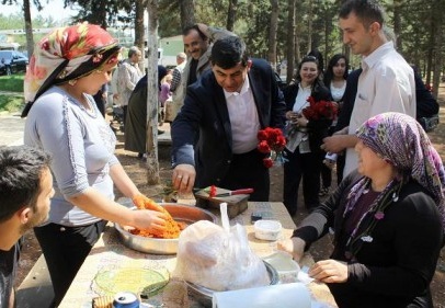 Fadıloğlu, karanfil dağıttı 