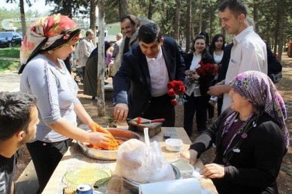 Fadıloğlu, karanfil dağıttı 