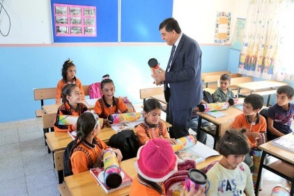 Fadıloğlu, öğrencilere satranç takımı ve kitap armağan etti