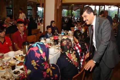 Fadıloğlu, yetim aileleriyle iftar yaptı 