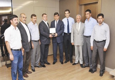 Fadıloğlu’na plaket verdiler