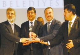 Fadıloğlu’na yılın en iyi bürokrasi ödülü verildi 
