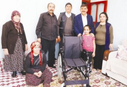 Fadıloğlu’ndan İki Engelli Hastaya Tekerlekli Sandalye Sürprizi 