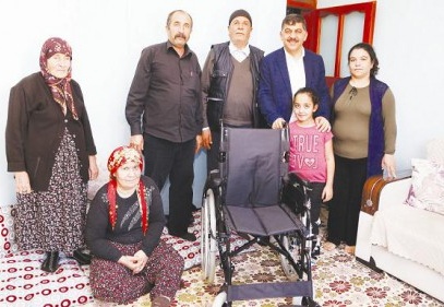 Fadıloğlu’ndan İki Engelli Hastaya Tekerlekli Sandalye Sürprizi 
