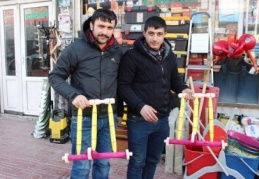 Fakir-fukara çocuğu bunlarla yürüyor