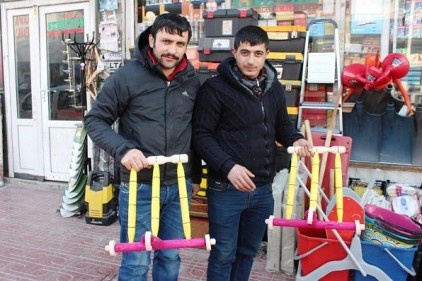 Fakir-fukara çocuğu bunlarla yürüyor