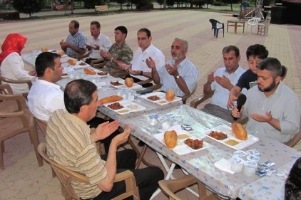 Fakir vatandaşlara iftar yemeği verildi