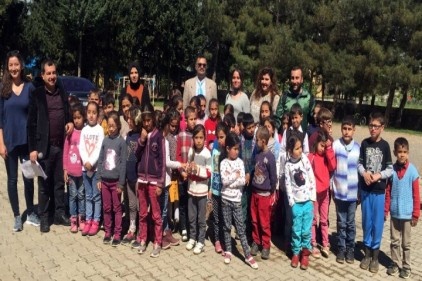Farkındalık etkinlikleri kapsamında okullara bağımlılık ile ilgili afiş asıldı