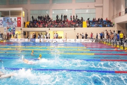 Farklı kulüplerden 610 sporcu kulaç attı