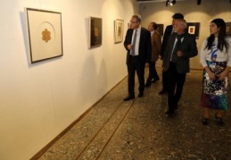 Farklı tür materyaller ve teknikle hazırlanmış çalışmalar bir arada 