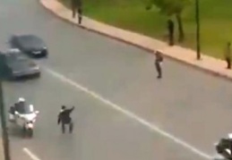 Fas Kralının konvoyunun önünü kesti!