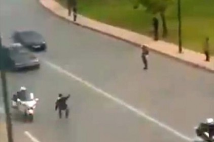 Fas Kralının konvoyunun önünü kesti!