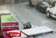 Fatih'te yaşlı adamın üzerine reklam tabelası düştü