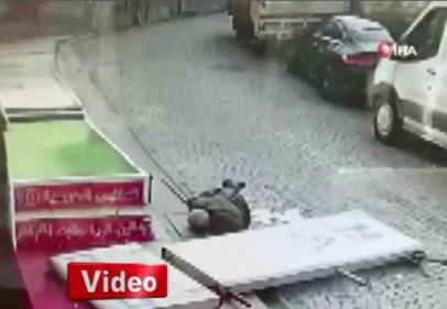 Fatih'te yaşlı adamın üzerine reklam tabelası düştü