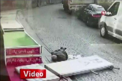 Fatih&#039;te yaşlı adamın üzerine reklam tabelası düştü