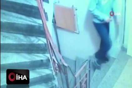 Fatih&#039;te yaşlı turistleri hedef alan kapkaççı kamerada