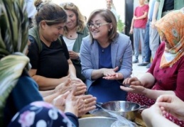 Fatma Şahin kadınlarla birlikte yuvalama yaptı 