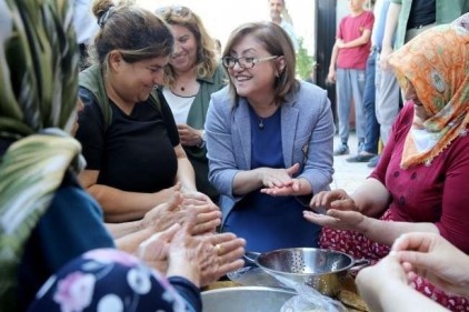 Fatma Şahin kadınlarla birlikte yuvalama yaptı 