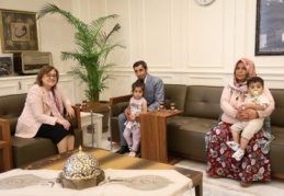 Fatma Şahin, mahallelinin sevdiği temizlik görevlisi Özkul’u ağırladı 