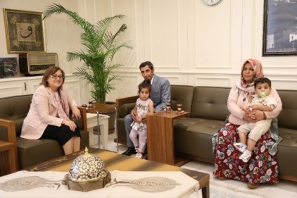 Fatma Şahin, mahallelinin sevdiği temizlik görevlisi Özkul&#8217;u ağırladı 