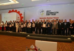 Fatma Şahin ödülünü Faruk Özlü’nün elinden aldı