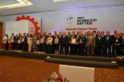 Fatma Şahin ödülünü Faruk Özlü&#8217;nün elinden aldı