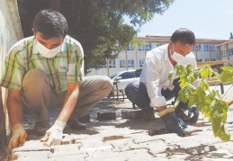 Fedakar öğretmenler öğrencileri için kolları sıvadı