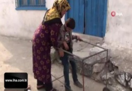 Felçli çocuk inşaat demirleriyle hayata tutundu