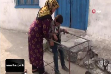 Felçli çocuk inşaat demirleriyle hayata tutundu