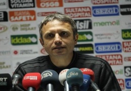 "Fenerbahçe’den puan almak sevindirici gözükse de iki puan kaybetmek üzücü" dedi. 