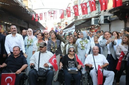Festival kortejine ünlü sanatçılar da katıldı