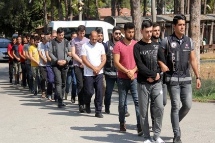 FETÖ operasyonunda 7&#039;si muvazzaf 13 askere gözaltı 