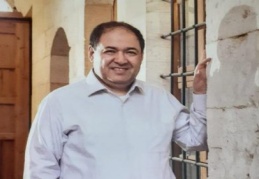 Fevkalade saygılı, saygısıyla beraber yüreği sevgi ile dolu olan bir insandı