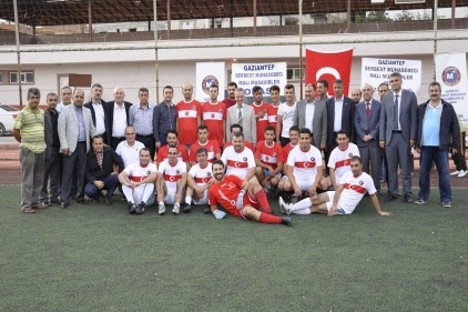 Fevkani Mahallesinde bulunan semt sahasında dostluk maçı organize edildi. 